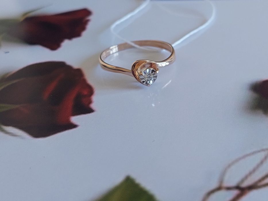 Золотое кольцо с бриллиантом