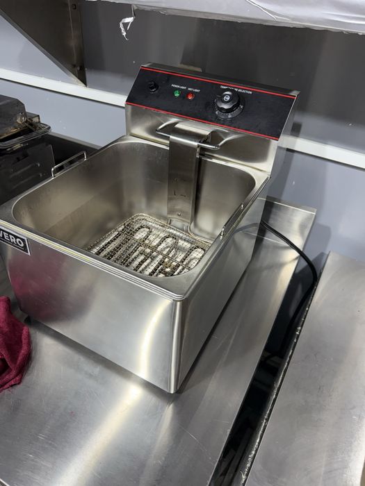 Стол, холодильник , фритрю , тостер