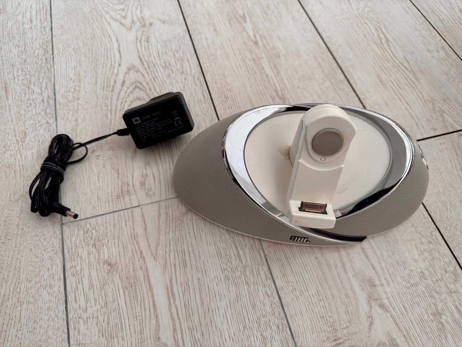 JBL On Beat boxa dock Apple 30-pin USB Audio