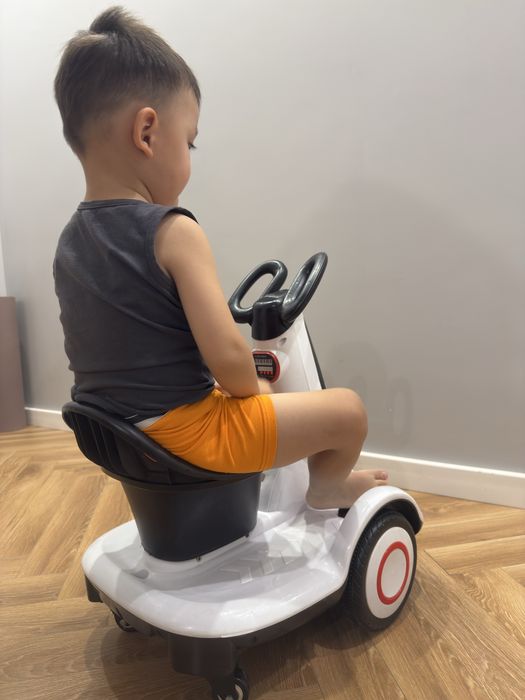 Электромобиль в отличном состояний …………