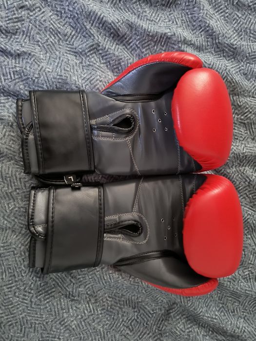 Mănuși de box și tibiere