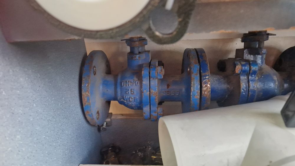 Задвижка железная