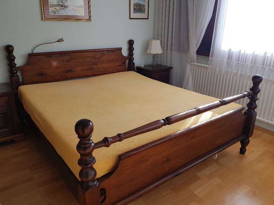 Pat Vechi din Lemn Masiv 200x200 Plus 2 Saltele si Somiere