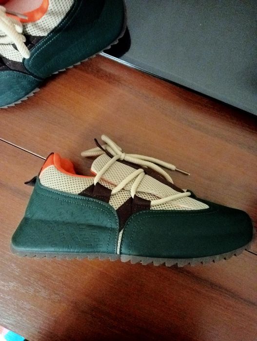 Кроссовки новые в упаковке