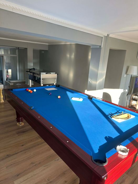 Билярдна маса в отлично състояние + бонус резервни топки