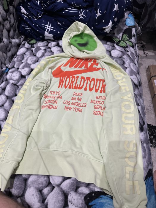 Hanorac Nike universal Marimea M dar destul de larg zici ca e L