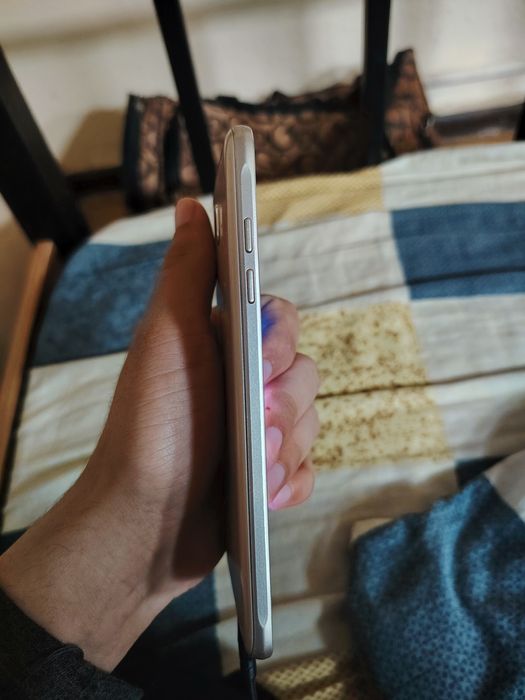 Samsung galaxy J7 srochno sotiladi