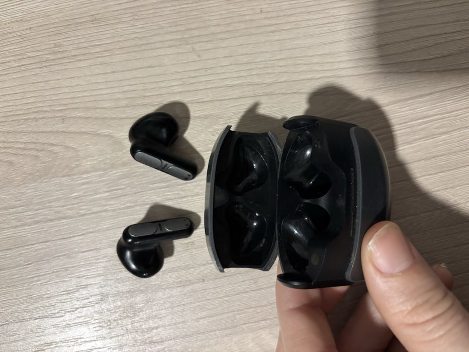 Bluetooth құлаққап, кейсімен бірге