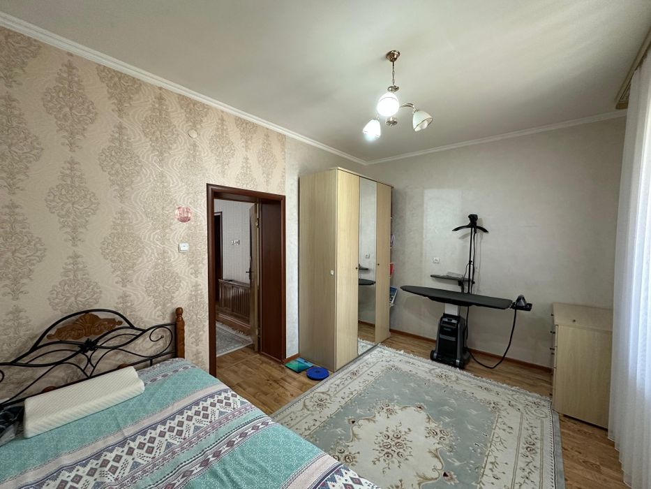 Два дома на участке в микрорайоне "САМАЛ-2".