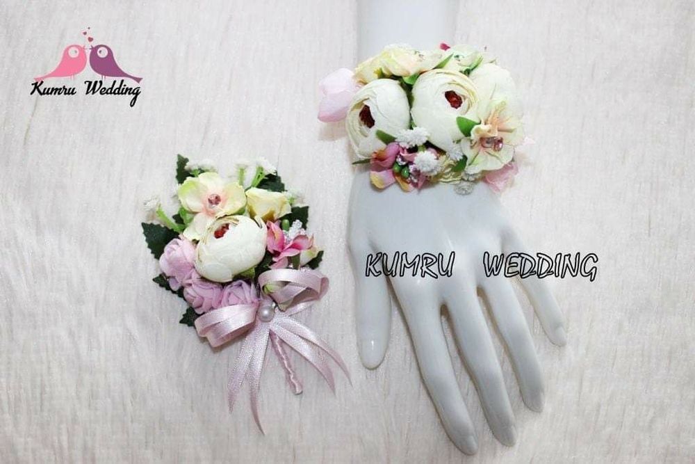 Луксозни гривни за шаферки бутониери