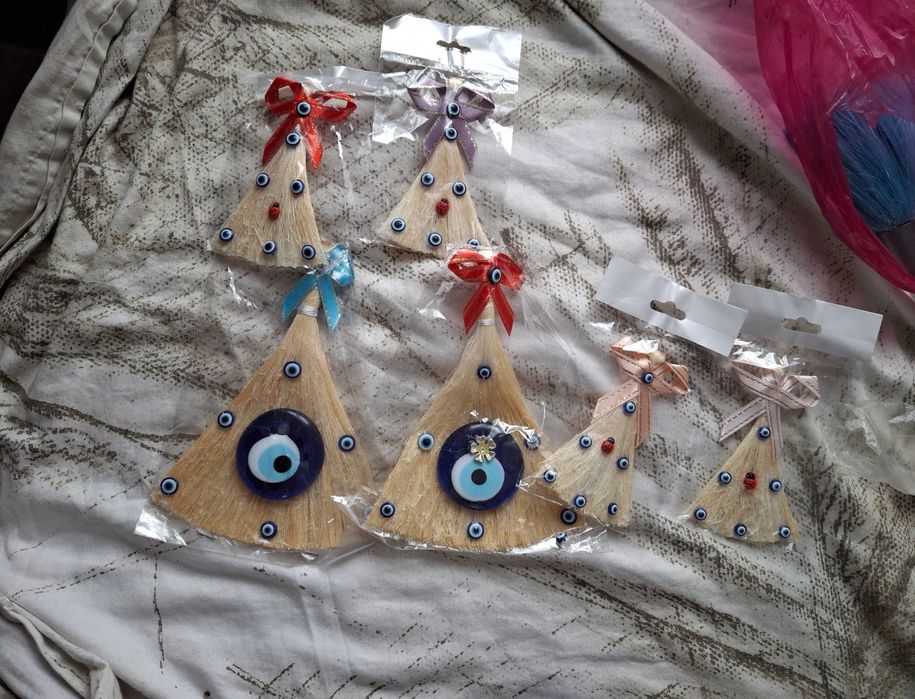 Măturici decorative și ace de siguranță cu ochi de deochi