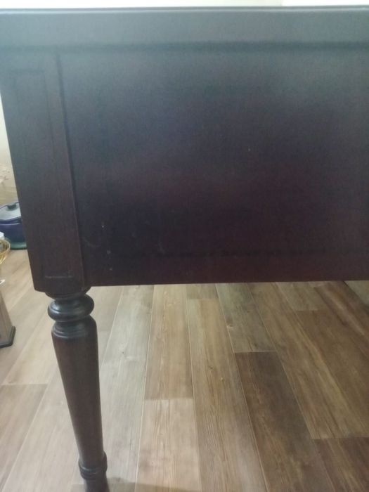 Стол из красного дерева