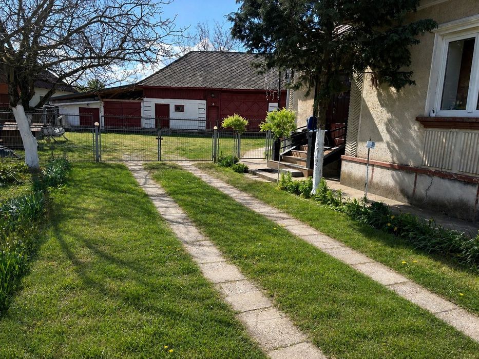 Casa cu teren și anexe