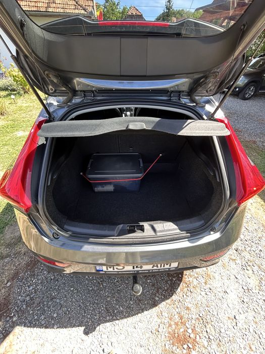 Volvo V40 D2 2013