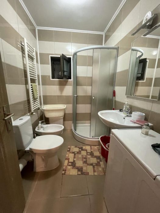 inchiriez apartament cu 2 camere + living