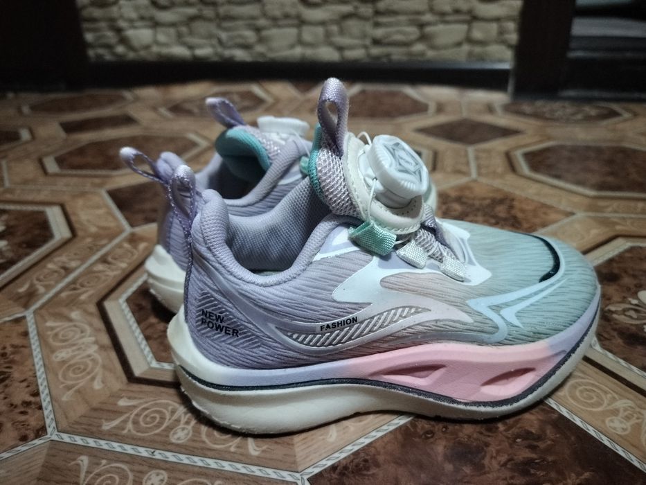 Продам детские кроссовки размер 28