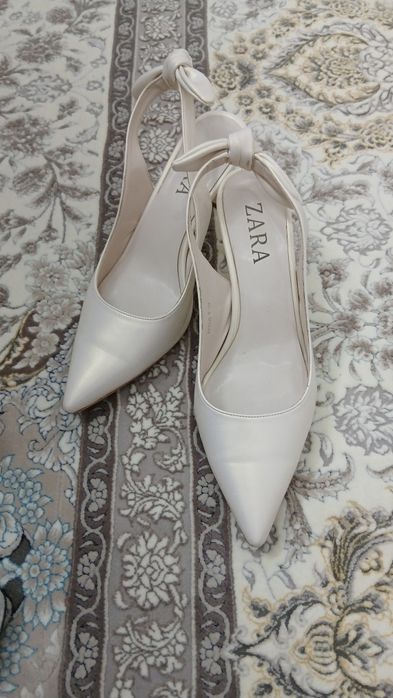 Белые босоножки на каблуке.