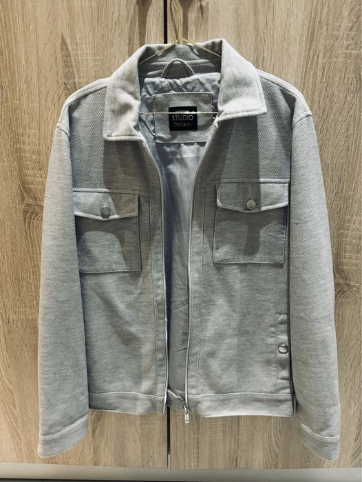 Серая куртка рубашка