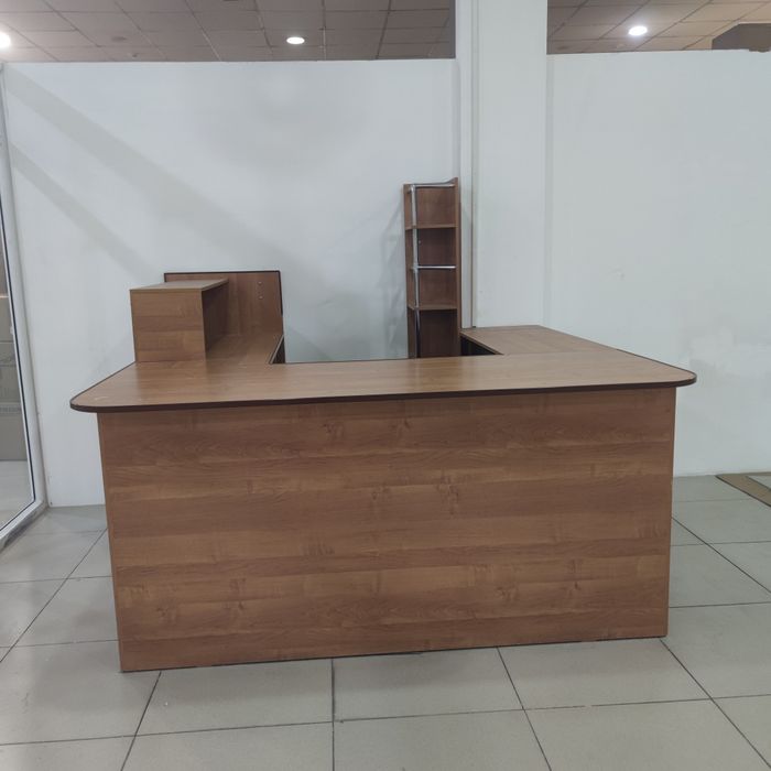 Стол офисный для торговой площади