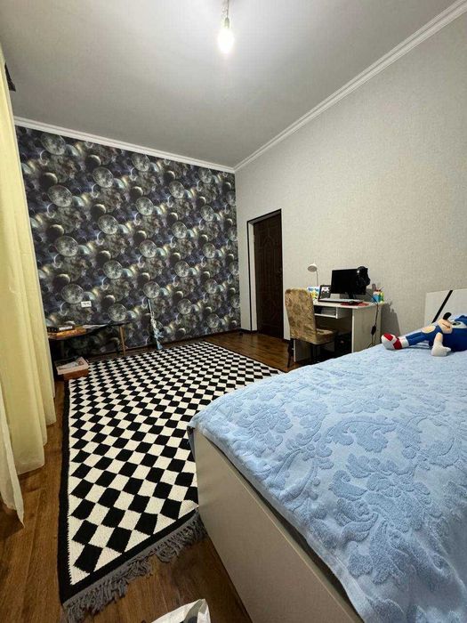 The cottage is for sale in the city center.Прод-ся коттедж в центре г.