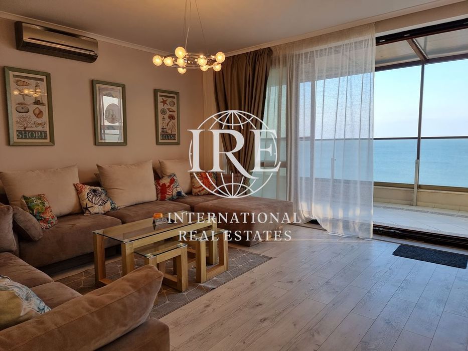 Стилен четиристаен апартамент под наем с фронтална морска панорама и