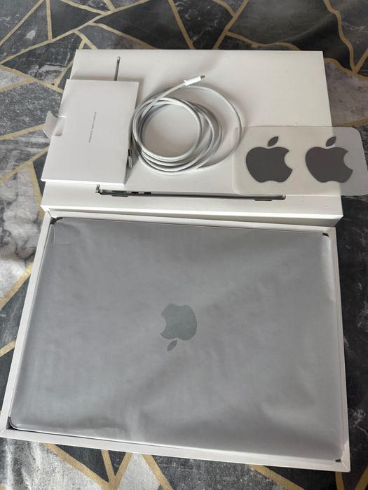 MacBook Air M3 24GB RAM 8CPU 10GPU 512GB RAM