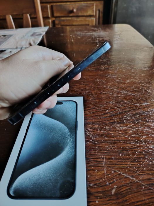 Продавам iphone 15 pro 512