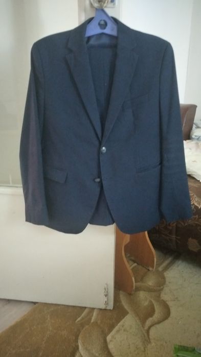 Продаётся костюм школьный