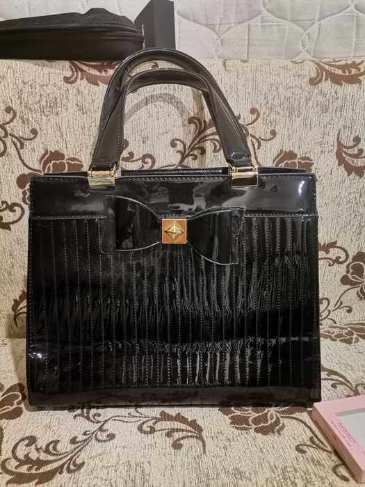 Нова кокетна лачена чанта