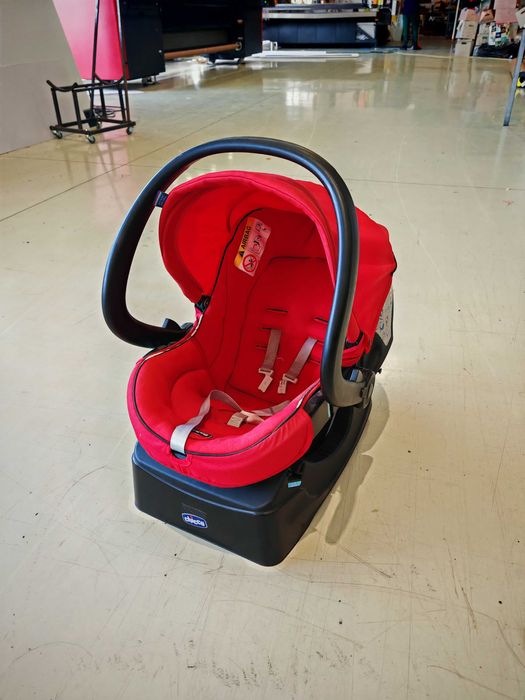 Scaun auto bebe Chicco rosu 0-13 kg cu baza, centura 5 puncte
