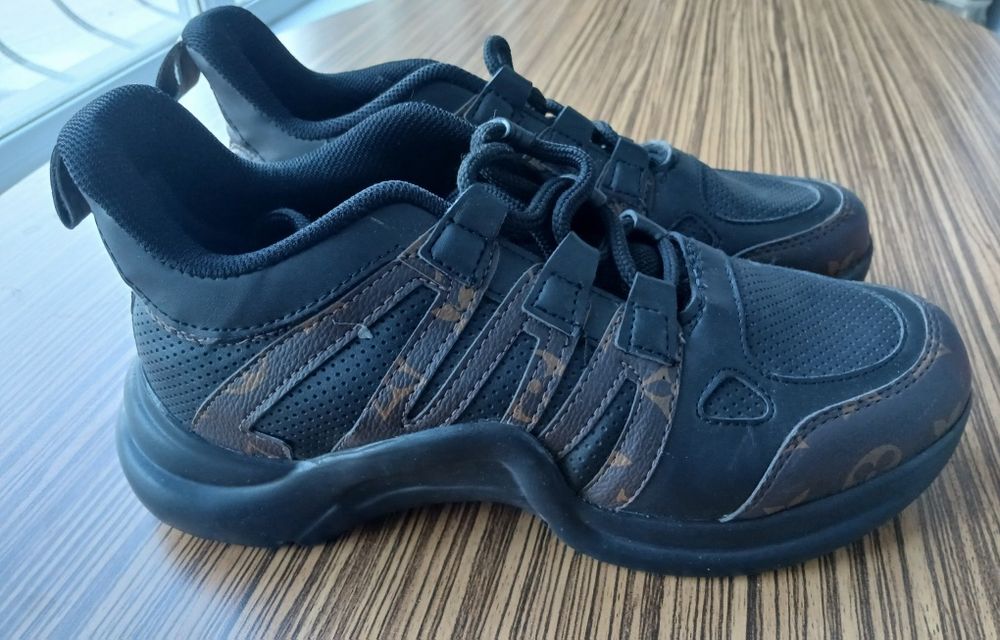 Кроссовки кожзам