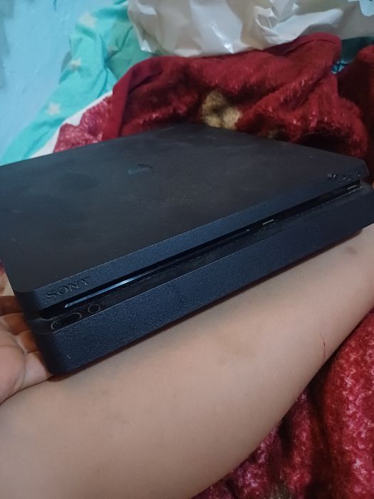 Vând ps 4 slim..