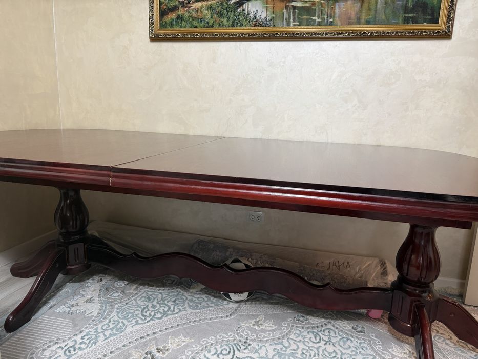 Продается стол из красного дерева