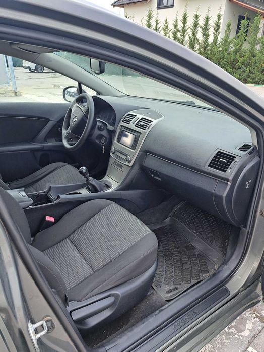 Toyota avensis  2012