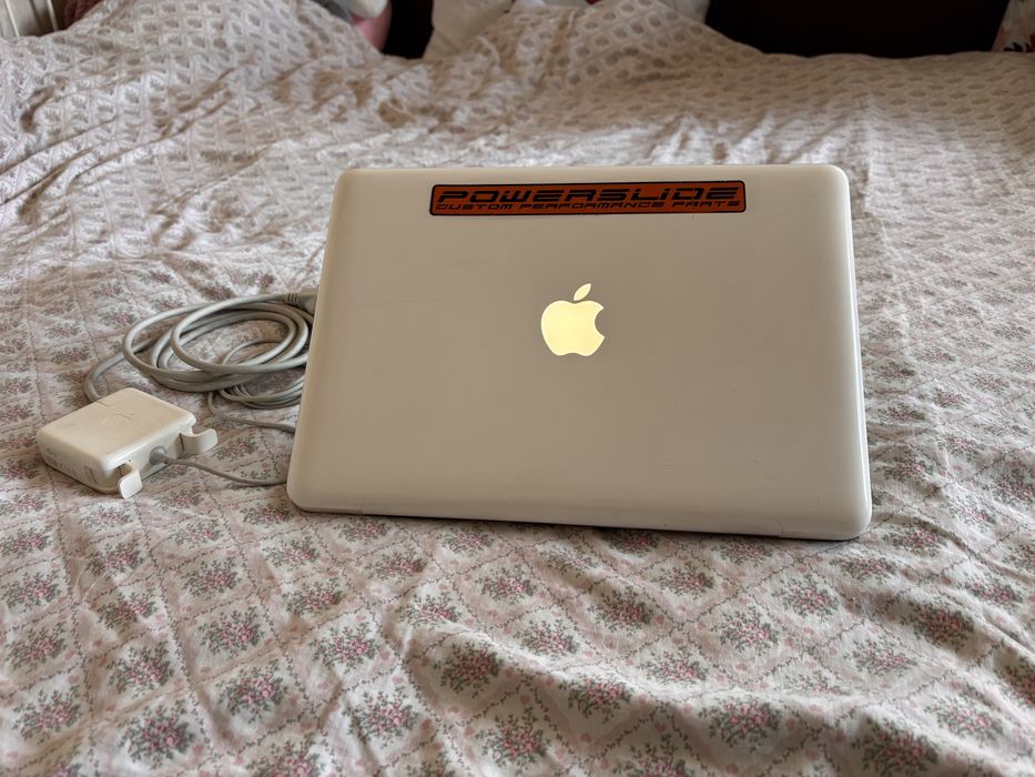 Apple MacBook white Late 2009 перфектно работещ