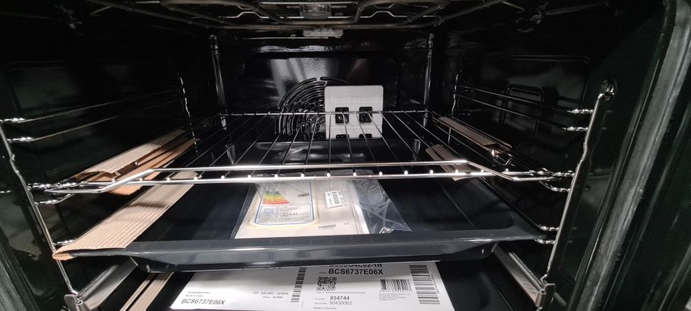 Чисто Нова Фурна за вграждане Gorenje  с плот