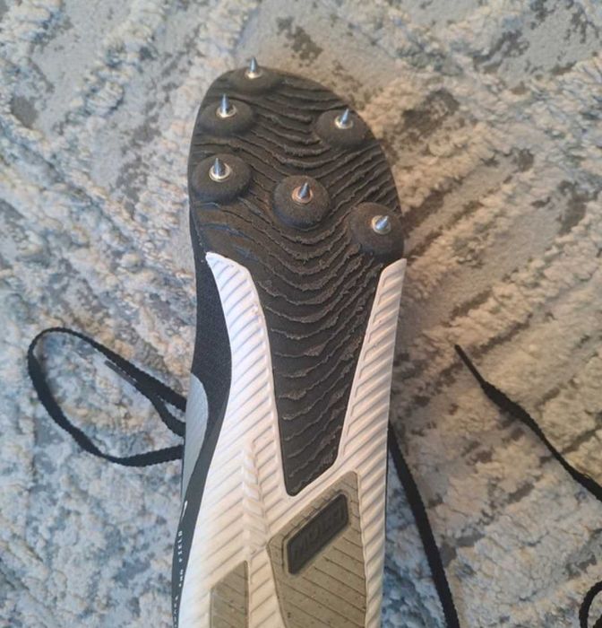 Adidasi Nike atletism