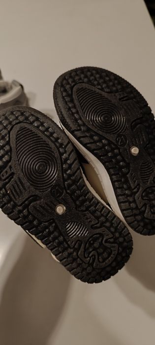 Продаются утепленые кроссовки