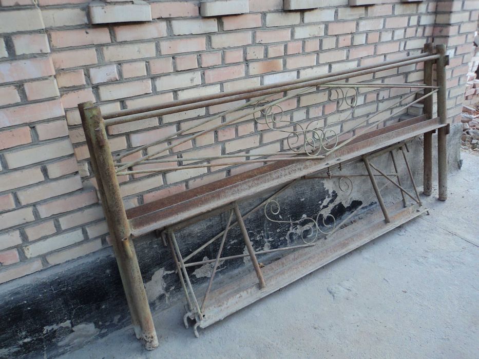 Топчан металлический разборный, деревянная оконная рама и листы ДВП