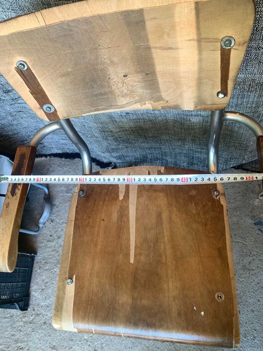 Стар стол Thonet S43 с подлакътници, проектиран от Март Щам.