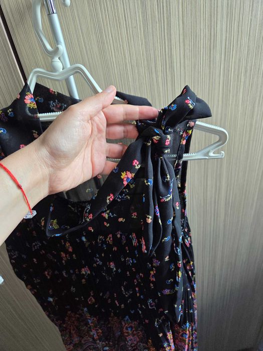 Плисиран черен топ с цветя, размер М