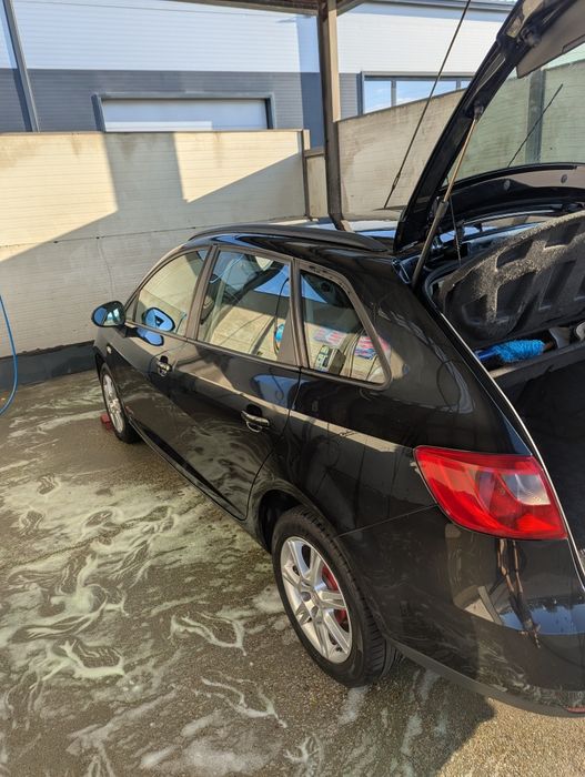 Vând Seat Ibiza combi din 2012 pe benzina motor de 1200 și 70 de cai putere.