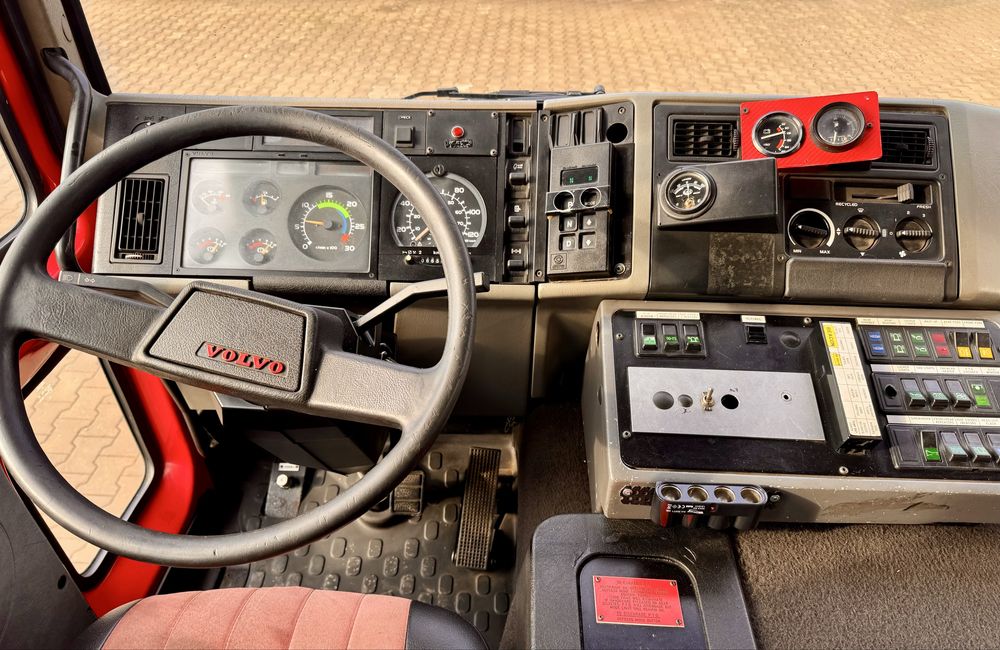 Mașina de pompieri VOLVO FL6 automată, înmatriculată și echipată