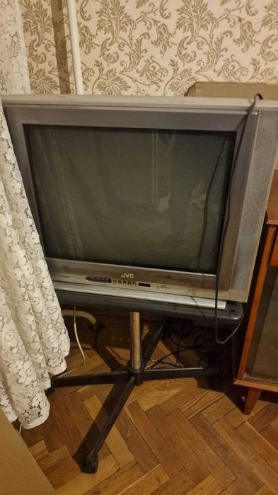 Отдам телевизор с подставкой