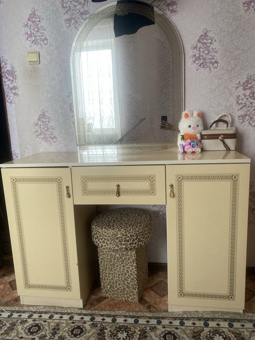 Томбочки и туалетный столик