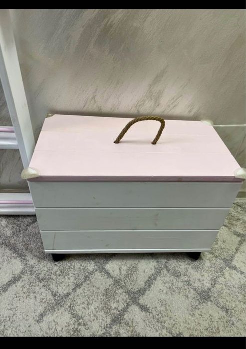 Biblioteca cășuța Montessori cu lada din lemn