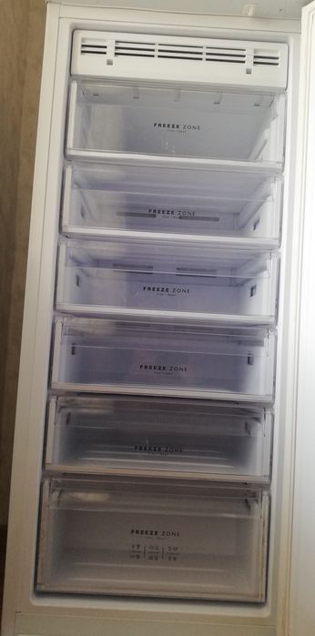 Продам вертикальную морозильную камеру