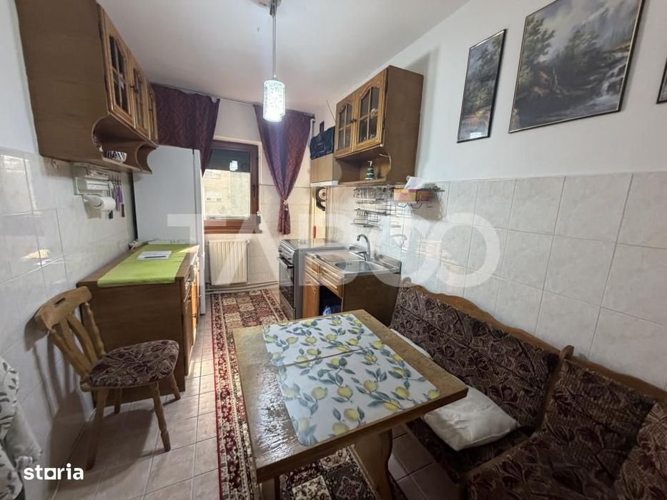 Apartament decomandat 80 mpu 3 camere 2 bai etaj 2 zona 1 Decembrie
