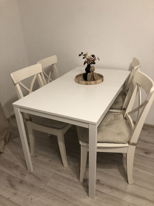 Masã cu scaune pentru living