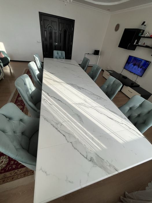 Большой стол со стульями